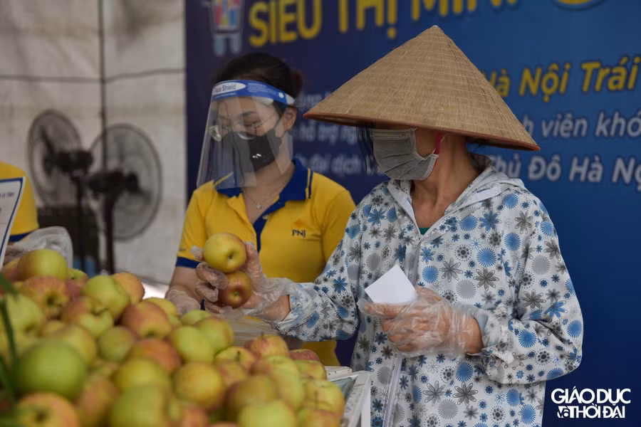 Mỗi lần vào siêu thị mua sắm không quá 3 người, tất cả người dân đến đây đều được phát bao tay cũng như xịt sát khuẩn, nghiêm túc đeo khẩu trang và xếp hàng giãn cách đúng theo quy định của Bộ Y tế về an toàn phòng chống dịch.
