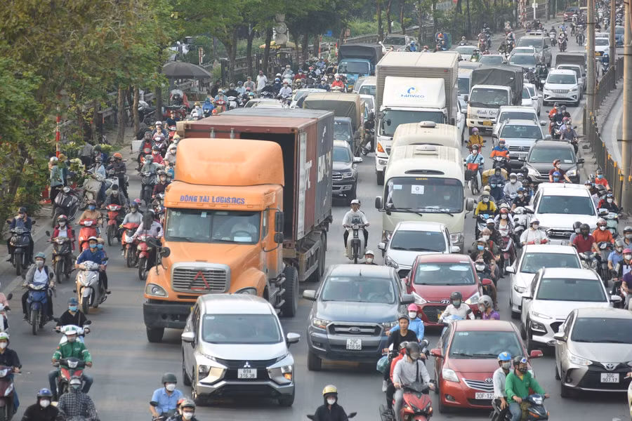 Đường phố Hà Nội ùn tắc kéo dài trước ngày nghỉ lễ giỗ Tổ Hùng Vương ảnh 10