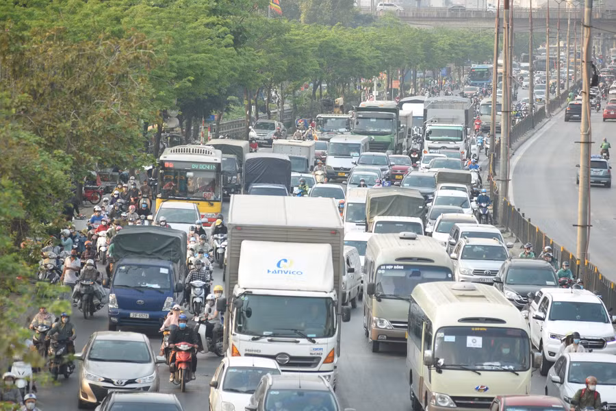 Tuyến đường Khuất Duy Tiến hướng về cầu Thanh Trì, tuyến Nguyễn Trãi hướng ra vành đai 3, tuyến Giải Phóng hướng về Ngọc Hồi… có rất đông phương tiện tham gia giao thông, nhiều đoạn ùn ứ kéo dài.