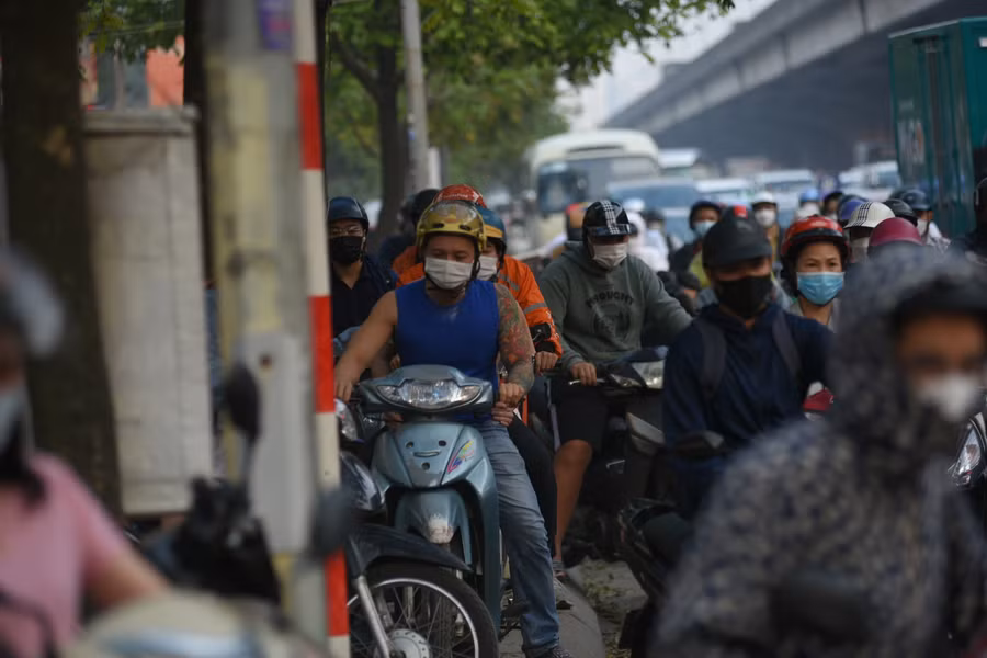 Đường phố Hà Nội ùn tắc kéo dài trước ngày nghỉ lễ giỗ Tổ Hùng Vương ảnh 12