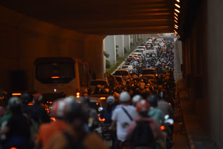 Đoàn người và xe nối đuôi nhau hướng ra ngoại thành Hà Nội.