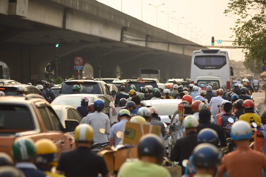 Tại đường Nguyễn Xiển, nhiều phương tiện phải nhích từng chút một để di chuyển.