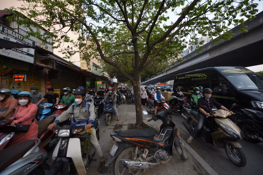 Đường phố Hà Nội ùn tắc kéo dài trước ngày nghỉ lễ giỗ Tổ Hùng Vương ảnh 6