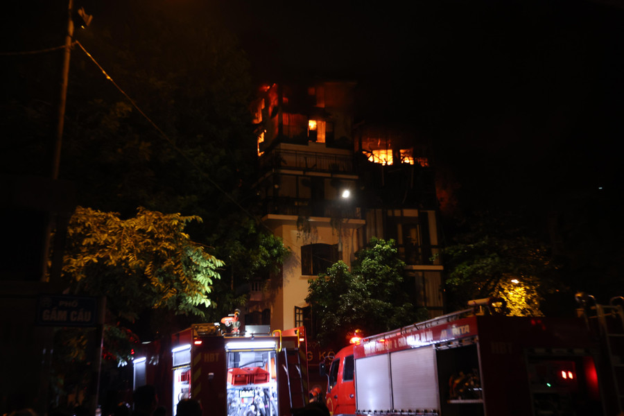 Hiện trường cháy lớn giữa đêm tại phố Hàng Cót, đám cháy đã lan sang ít nhất 2 ngôi nhà bên cạnh.