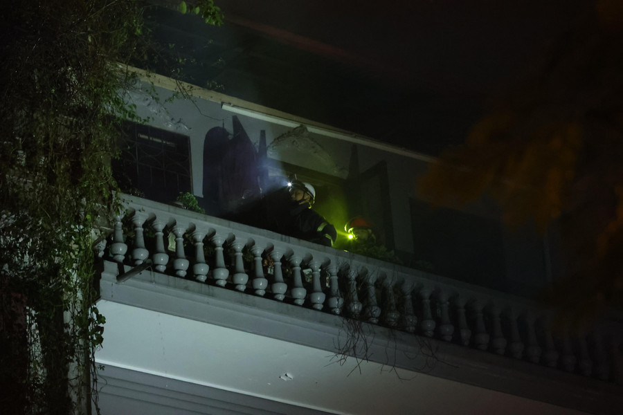 Lực lượng PCCC tiếp cận, kiểm tra các vị trí sau khi đã khống chế được ngọn lửa.