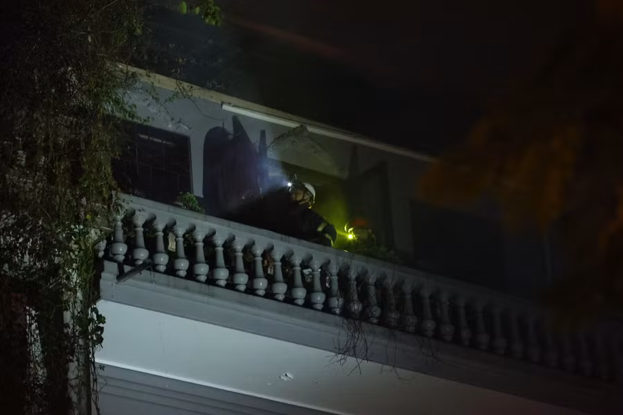 Lực lượng PCCC tiếp cận, kiểm tra các vị trí sau khi đã khống chế được ngọn lửa.