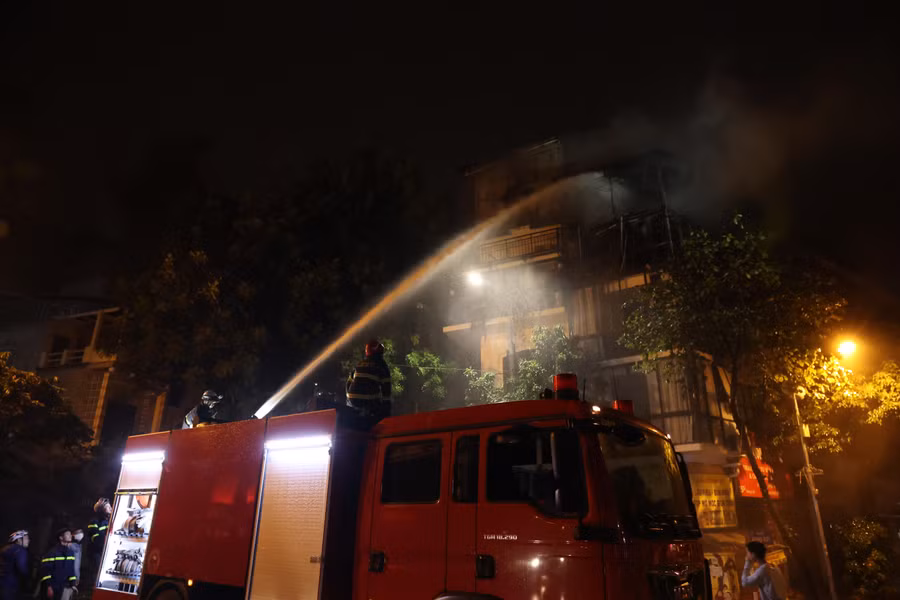 Ngay sau khi nhận được tin báo lực lượng PCCC đã có mặt tại hiện trường.