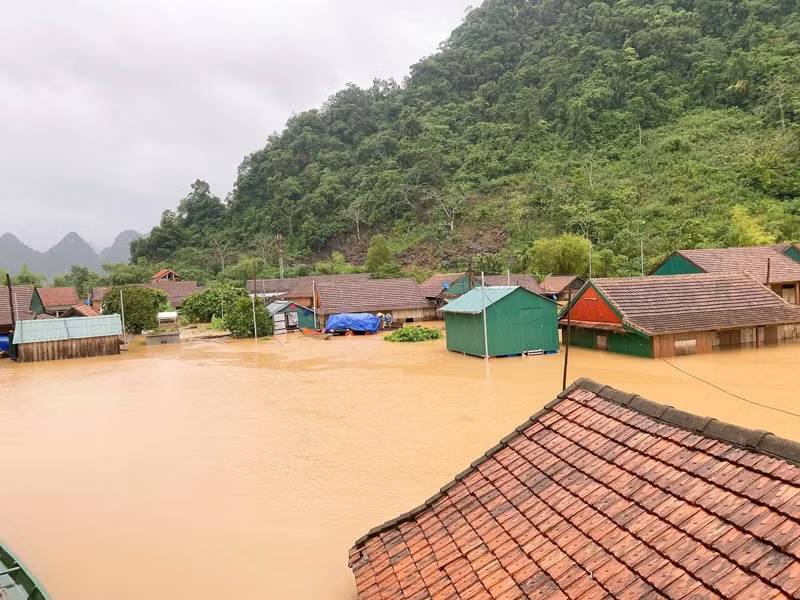 Mưa lũ khiến nhiều hộ dân ở xã Tân Hóa (huyện Minh Hóa, Quảng Bình) bị chia cắt