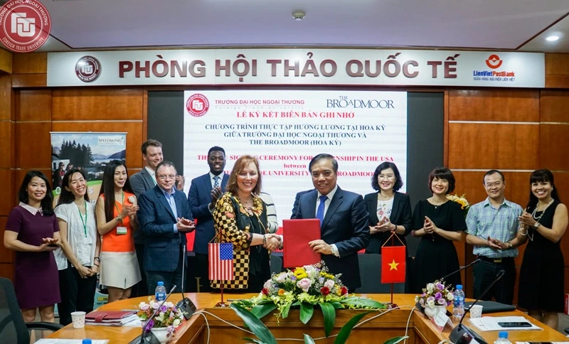 ​Trao Biên bản ghi nhớ giữa The Broadmoor và Đại học Ngoại thương. ​