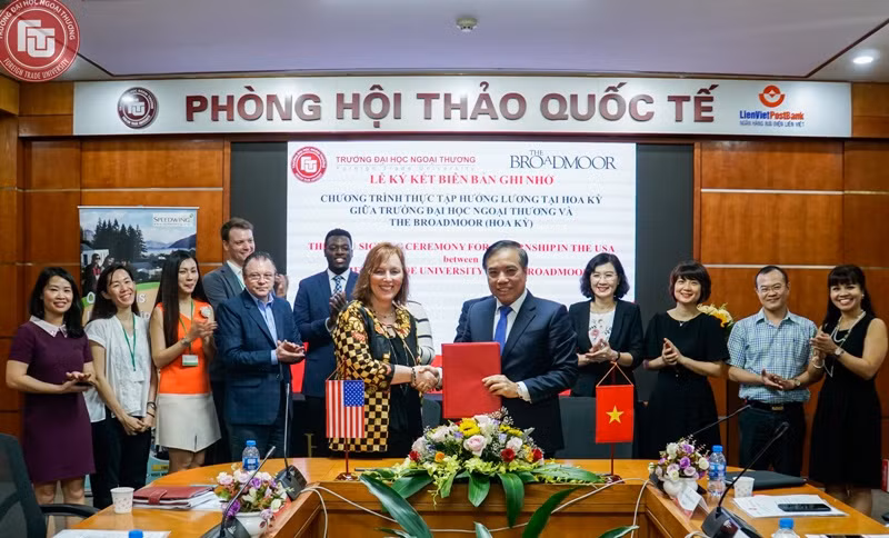 ​Trao Biên bản ghi nhớ giữa The Broadmoor và Đại học Ngoại thương. ​