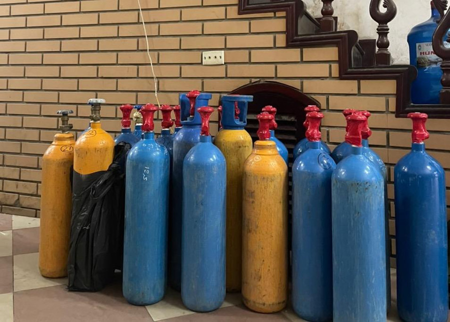 22 bình &apos; khí cười&apos; mỗi bình bên trong chứa 4-4,5kg khí bị lực lượng chức năng thu giữ.