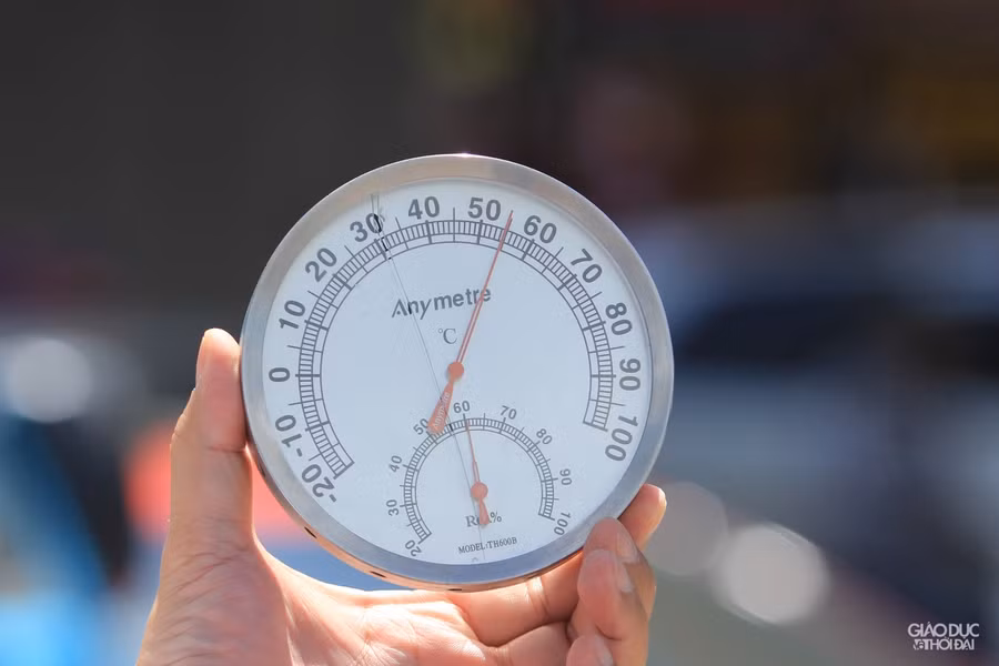 Nhiệt độ ngoài trời tại nhiều điểm đo bằng nhiệt kế lên tới 55, 56 độ C.