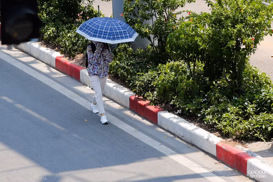 Chuyên gia tại Trung tâm Dự báo Khí tượng Thủy văn Quốc gia khuyến cáo, trong thời điểm từ 11 - 16h những ngày này, người dân nên hạn chế ra ngoài đường.