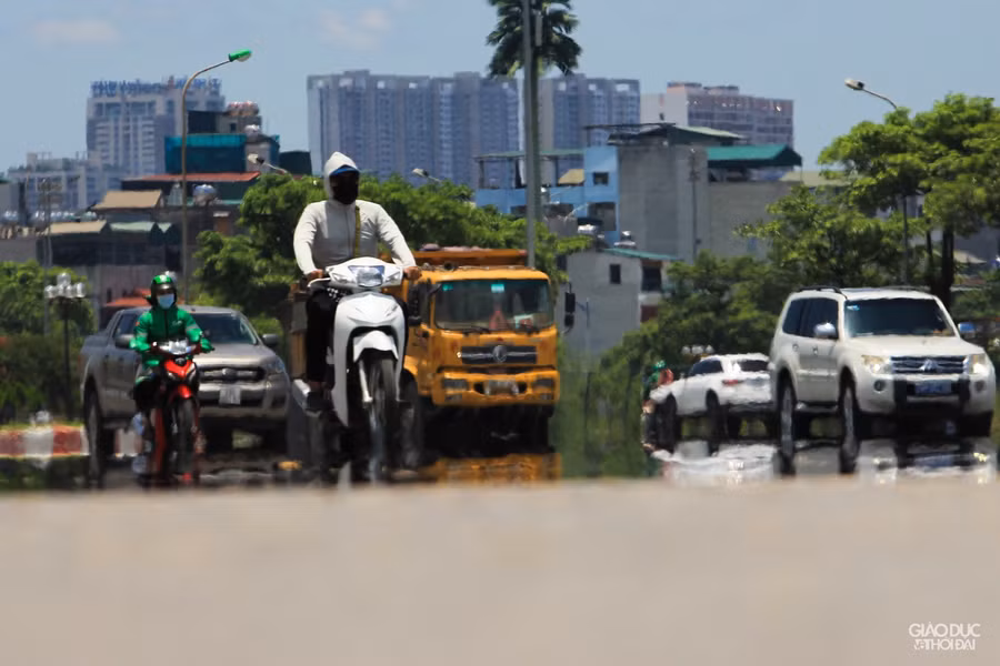 Tại nhiều tuyến đường vào thời gian buổi trưa, ảo ảnh do nắng nóng xuất hiện có thể nhìn bằng mắt thường.