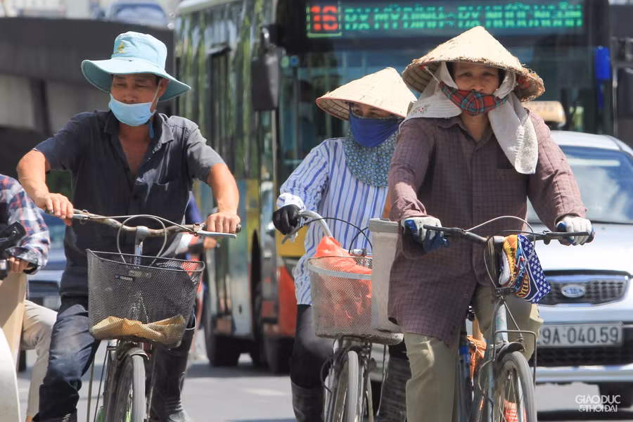 Tại Hà Nội những ngày này, nóng đỉnh điểm nhất vào thời gian giữa trưa, đầu giờ chiều. Người dân khi đi ra ngoài đường phải mặc trang phục kín mít.