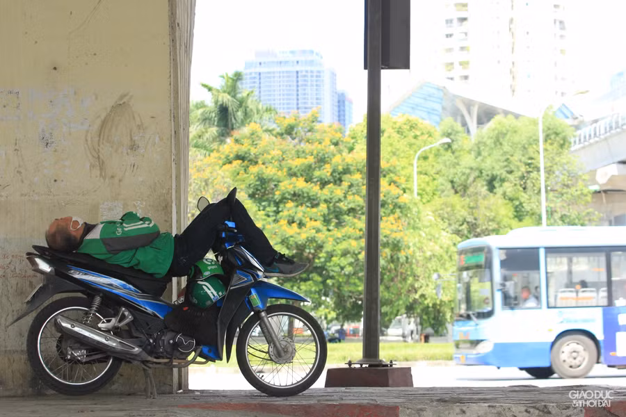 Người dân Hà Nội "vật lộn" với cái nóng đỉnh điểm, ngoài đường hơn 50 độ C ảnh 9