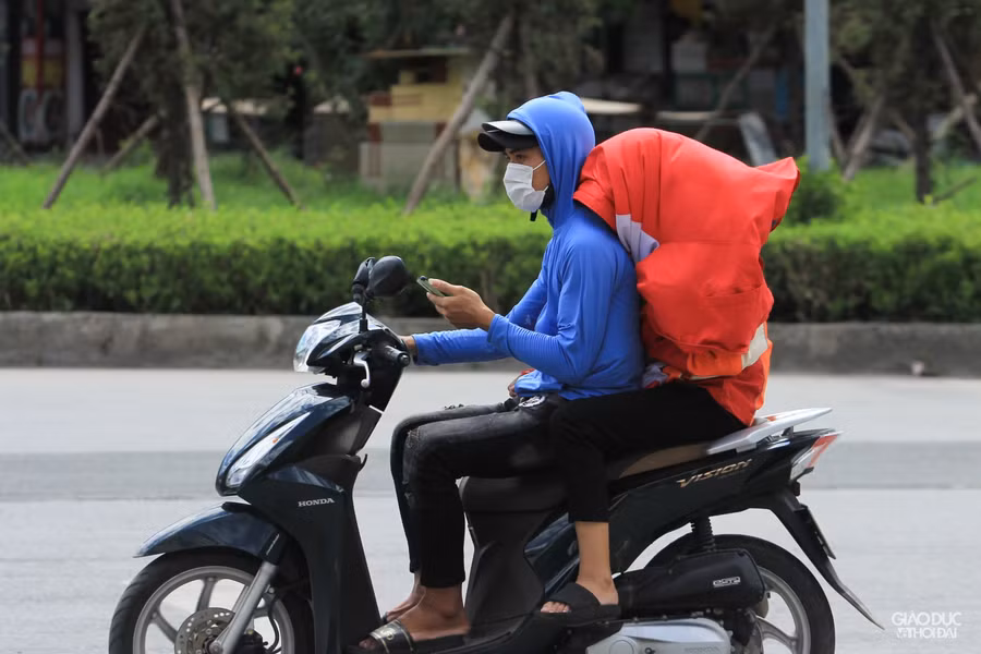 Người dân Hà Nội "vật lộn" với cái nóng đỉnh điểm, ngoài đường hơn 50 độ C ảnh 6