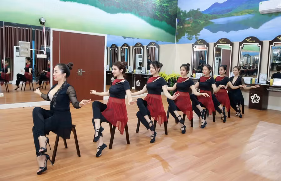 Chuyên gia Khuất Ánh Tuyết trong một buổi tập thực hành cho các học viên