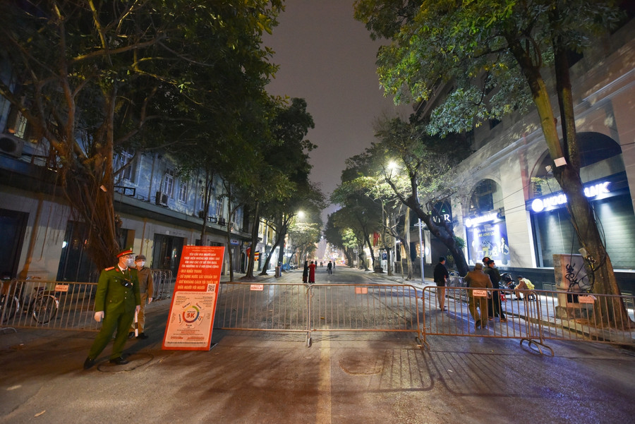 Không còn tình trạng đông đúc như mọi năm, tuyến phố dẫn vào Nhà thờ Lớn Hà Nội vắng vẻ lạ thường.