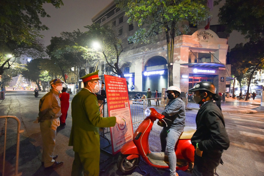 Lớp hàng rào được dựng tại đầu phố Nhà Thờ và Hàng Trống để kiểm tra giấy ra vào của người dân.