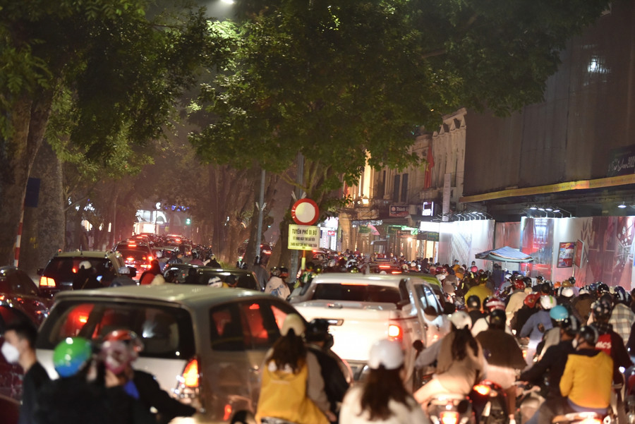 Hiện tượng ùn tắc nơi đây chỉ do các phương tiện dừng đèn đỏ, chứ không ùn tắc dài như mọi năm.