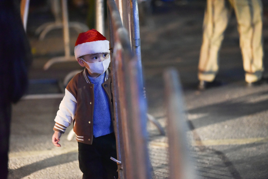 Do không vào được bên trong, nhiều người dân chỉ đứng phía bên ngoài hàng rào để chụp hình.