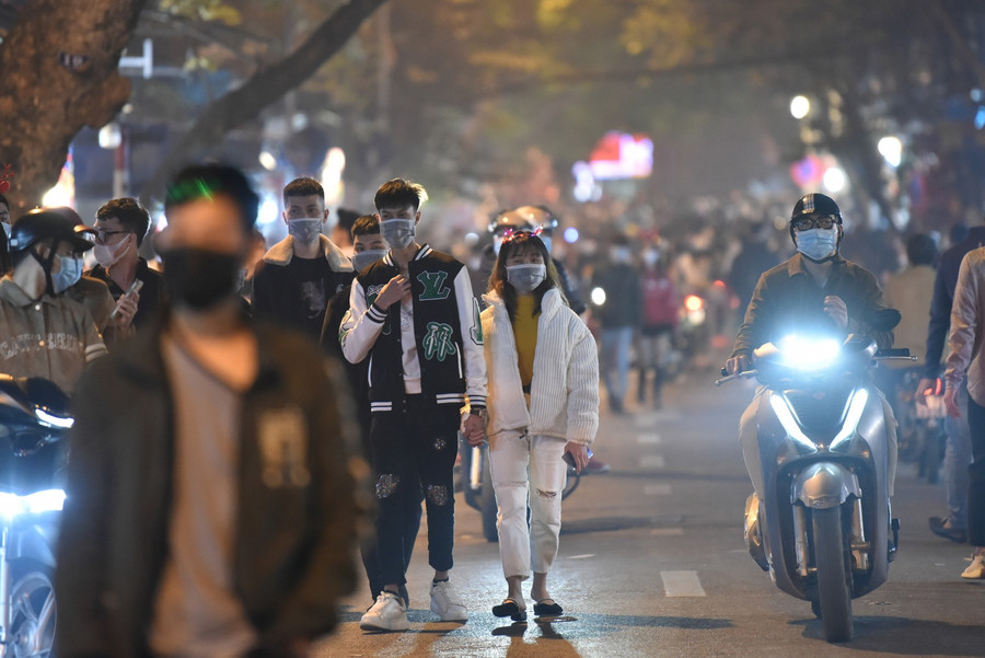 Hình ảnh đêm Noel “đặc biệt” tại Hà Nội ảnh 13