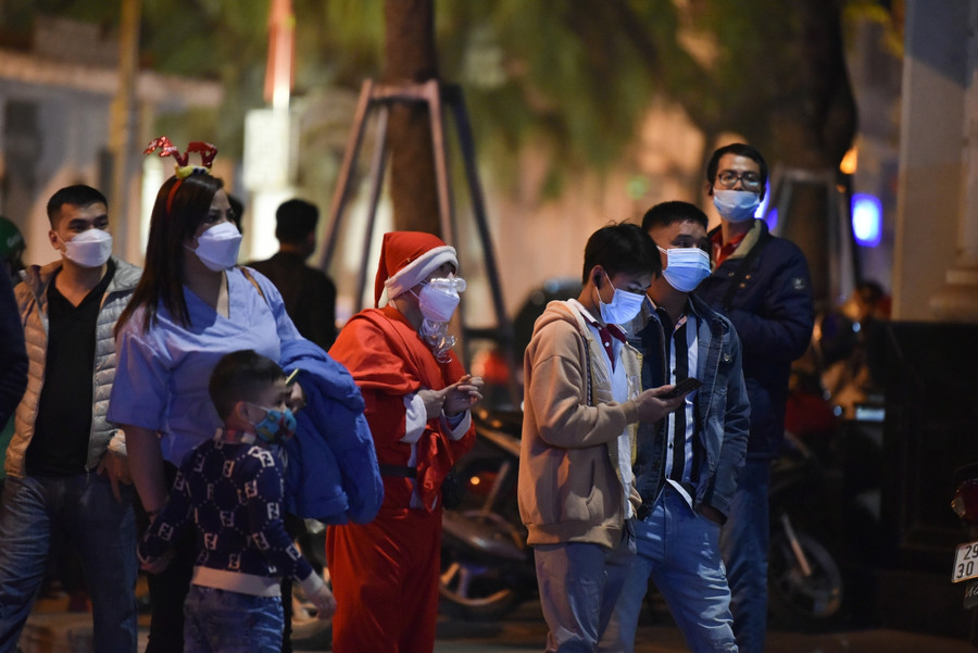 Nhiều người dân không biết thông tin vẫn đến khu vực Nhà thờ Lớn.