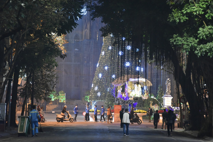 Hình ảnh đêm Noel “đặc biệt” tại Hà Nội ảnh 9