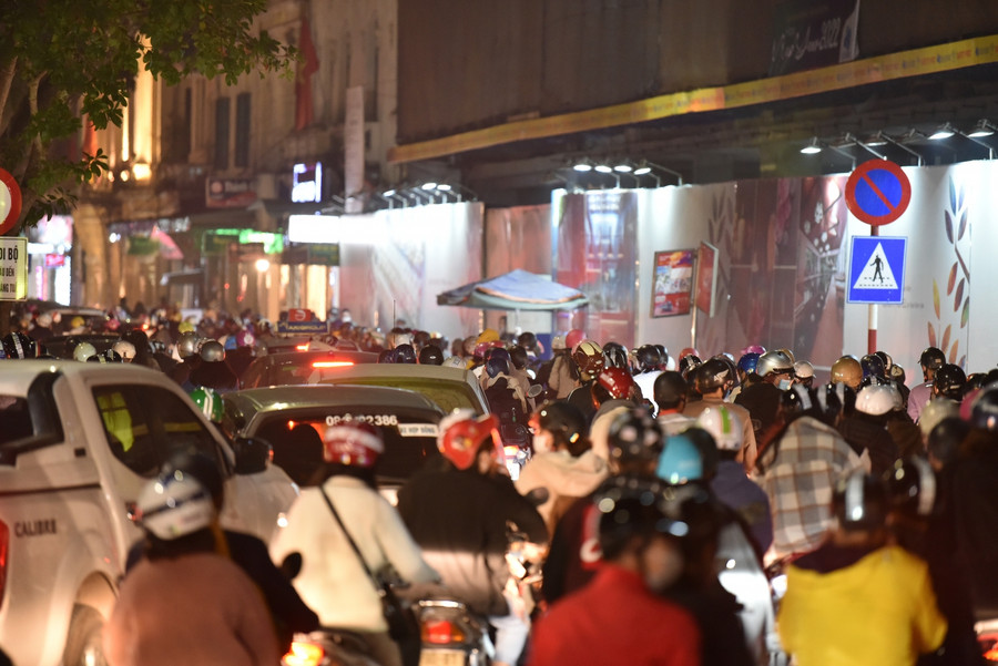 Hình ảnh đêm Noel “đặc biệt” tại Hà Nội ảnh 17