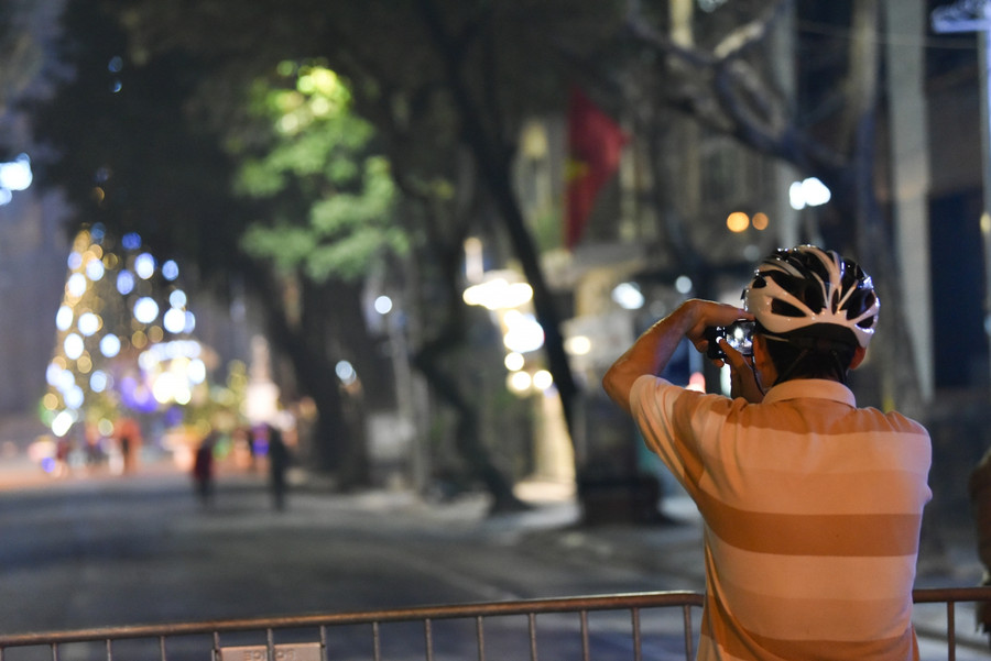 Hình ảnh đêm Noel “đặc biệt” tại Hà Nội ảnh 7