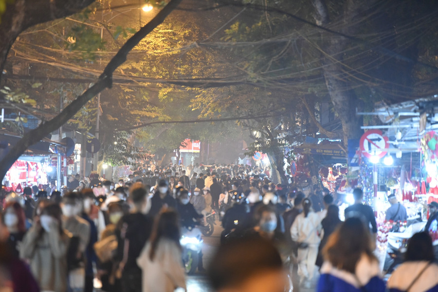 Tại phố Hàng Mã lượng người đổ về đây để chơi đêm Noel khá đông, nhưng không xảy ra tình trạng ùn tắc như mọi năm.