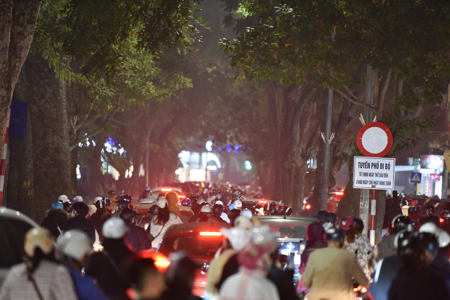 Đến khoảng 21h30 tối, tại tuyến đường Lý Thái Tổ lượng xe dồn về đây đông hơn, có xẩy ra hiện tượng ùn tắc.