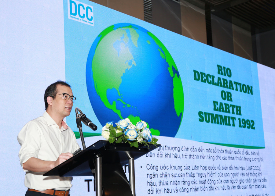 Ông Lương Quang Huy, Trưởng phòng Giảm nhẹ phát thải KNK và Bảo vệ tầng Ozone, Cục biến đổi Khí hậu, Bộ Tài nguyên và Môi trường. Ông Lương Quang Huy, Trưởng phòng Giảm nhẹ phát thải KNK và Bảo vệ tầng Ozone, Cục biến đổi Khí hậu, Bộ Tài nguyên và Môi trường.
