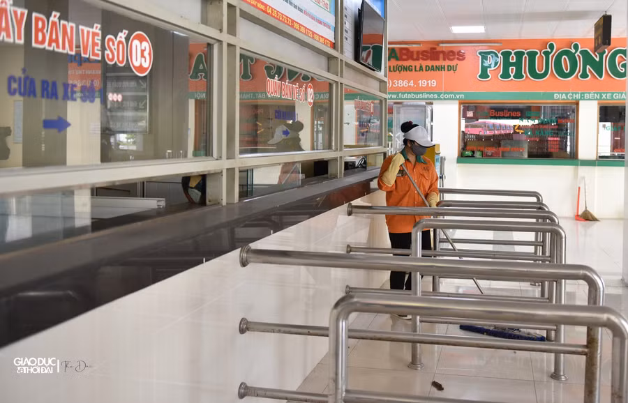 Theo quy định của Bộ Giao thông vận tải, hành khách khi đi từ địa phương/khu vực có nguy cơ rất cao, nguy cơ cao đến địa phương/khu vực có nguy cơ tương đương hoặc thấp hơn phải tiêm đủ liều vắc-xin phòng Covid-19 hoặc đã khỏi bệnh Covid-19 trong vòng 6 tháng tính đến thời điểm về địa phương.