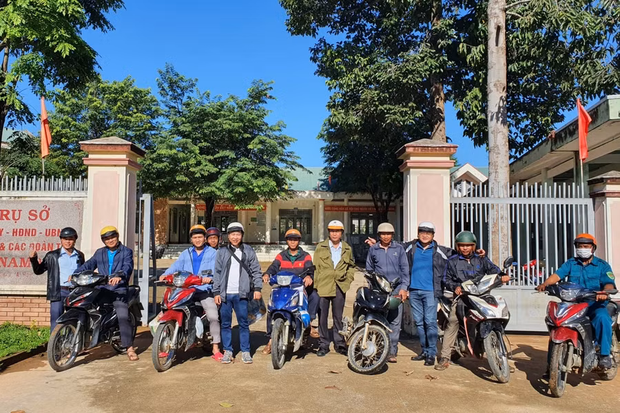 Đoàn công tác được đón bằng xe gắn máy ở trụ sở UBND xã Nam Ka để băng rừng vào buôn Lách Ló.