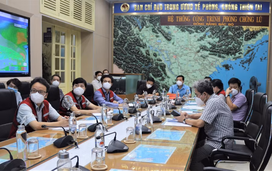 Toàn cảnh cuộc họp trực tuyến ứng phó với bão số 5. 