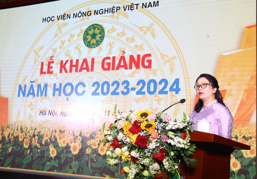 GS.TS Nguyễn Thị Lan - Giám đốc Học viện Nông nghiệp Việt Nam phát biểu tại lễ khai giảng.