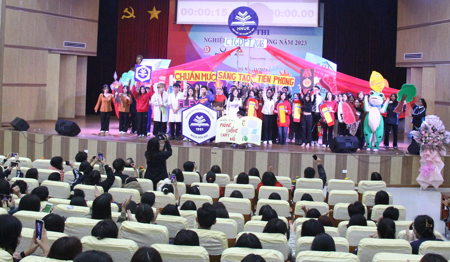 Màn thi phần chào hỏi của Khoa Hóa học - sáng 17/11. Màn thi phần chào hỏi của Khoa Hóa học - sáng 17/11.