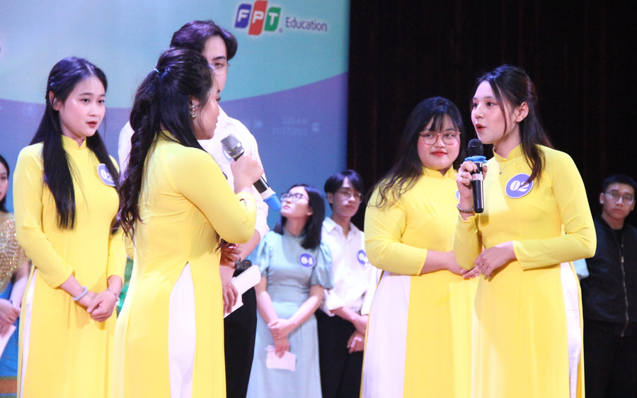 Sinh viên Trường ĐH Sư phạm Hà Nội trong hội thi nghiệp vụ cấp trường. Sinh viên Trường ĐH Sư phạm Hà Nội trong hội thi nghiệp vụ cấp trường.
