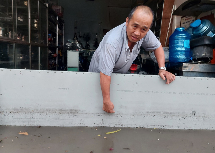 Mỗi khi mưa xuống nước lại ngập vào nhà ông Nguyễn Thanh Thuý. Mỗi khi mưa xuống nước lại ngập vào nhà ông Nguyễn Thanh Thuý.