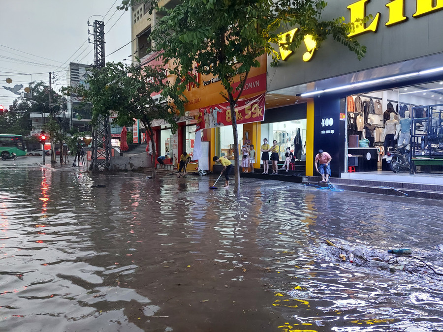 Người dân dọn dẹp khi mưa tạnh, tránh rác, bùn đất tập trung ở trước nhà. Người dân dọn dẹp khi mưa tạnh, tránh rác, bùn đất tập trung ở trước nhà.