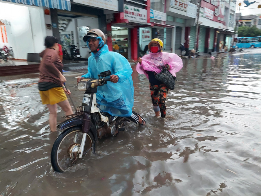 Phương tiện bị chết máy, không thể di chuyển khi đi trên đường Trần Hưng Đạo, thành phố Kon Tum. Phương tiện bị chết máy, không thể di chuyển khi đi trên đường Trần Hưng Đạo, thành phố Kon Tum.