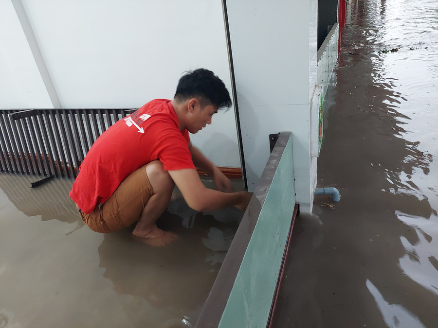 Người dân làm tấm chắn bằng sắt để tránh nước ngập vào nhà. Người dân làm tấm chắn bằng sắt để tránh nước ngập vào nhà.