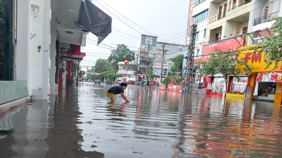 Người dân lội nước, vớt rác ở cống để nước nhanh chóng thoát, tránh ngập lụt. Người dân lội nước, vớt rác ở cống để nước nhanh chóng thoát, tránh ngập lụt.