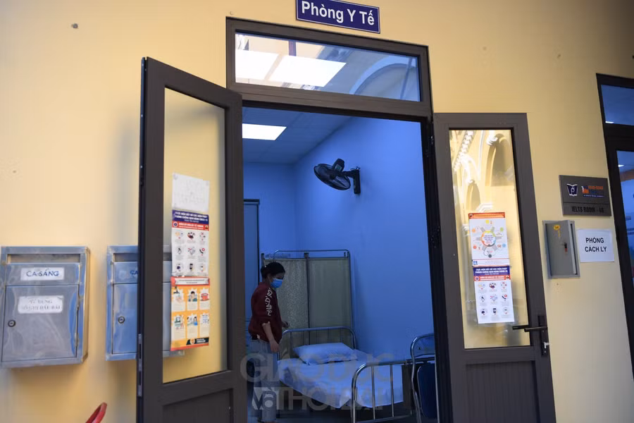 Trường học tại Hà Nội khẩn trương dọn dẹp chuẩn bị đón học sinh trở lại ảnh 5