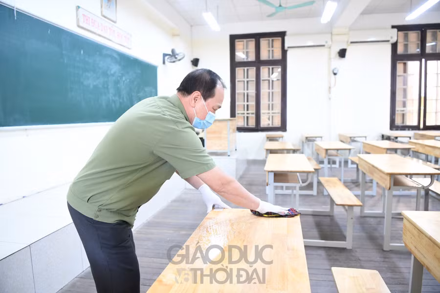 Trường học tại Hà Nội khẩn trương dọn dẹp chuẩn bị đón học sinh trở lại ảnh 11