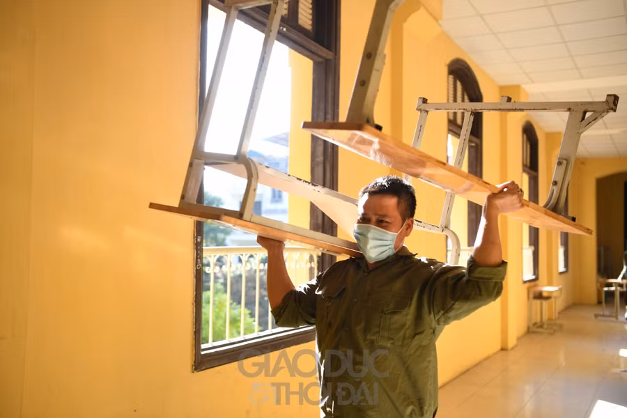Trường học tại Hà Nội khẩn trương dọn dẹp chuẩn bị đón học sinh trở lại ảnh 8