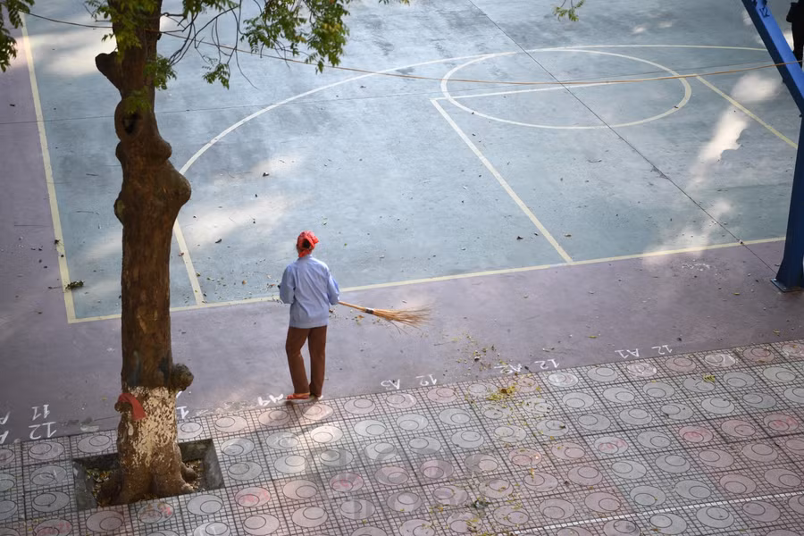 Nhà trường nhanh chóng thực hiện việc phun khử khuẩn và vệ sinh các lớp học.