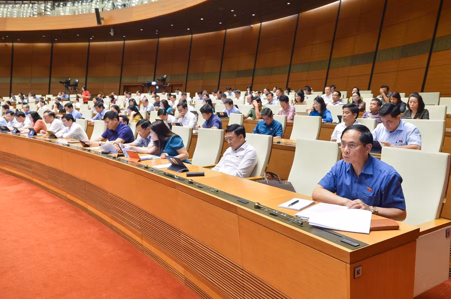 Các đại biểu tham gia phiên họp.